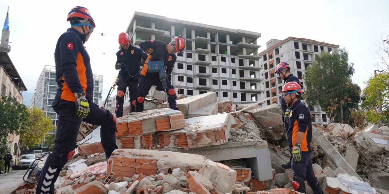 28 saniyelik deprem senaryosu 3 ili harekete geçirdi
