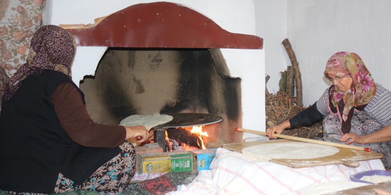Çivril’de yufkalar açılıyor, imece geleneği yaşıyor