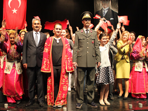 ‘Atatürk’ ‘Yıl Sonu Gecesi’ne Konuk Oldu