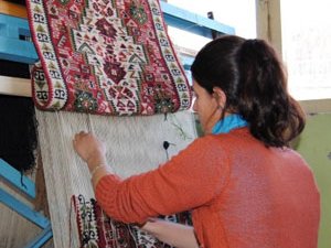 Rağbet Eskiye Olunca Dokuma Halıları Asfalta Seriliyor