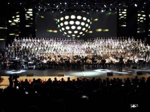 Nil Karaibrahimgil Öğrencilerle Birlikte Şarkı Söyledi