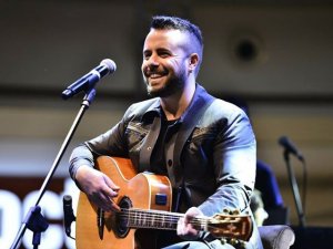 Emre Aydın, Ataşehir Brandıum AVM’de Hayranlarıyla Buluştu