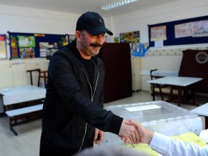 Cem Yılmaz Sandık Başına Gitti