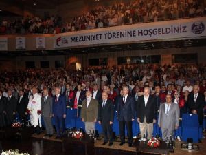 Fatih Sultan Mehmet Vakıf Üniversitesi İlk Lisans Mezunlarını Verdi