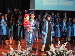 PAÜ’de Okul Üçüncüsü, Diplomasını 16 Aylık Oğluyla Aldı