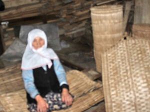 Hesna Nine 78 Yıldır Hasır Dokuyor