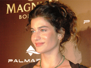 Berrak Tüzünataç Dondurma Tezgahının Başına Geçti