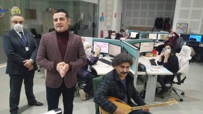 112 çalışanlarına bağlaması ve türküleriyle moral oldu