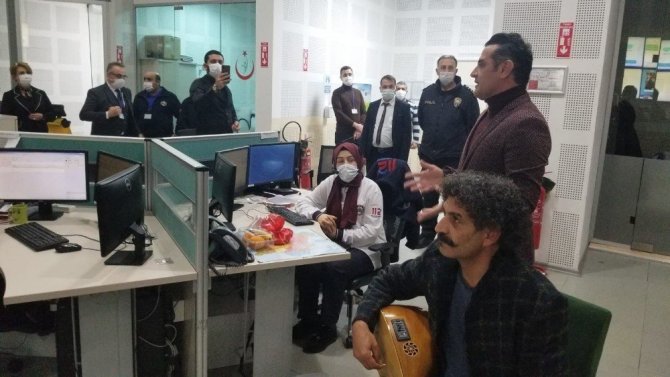 112 çalışanlarına bağlaması ve türküleriyle moral oldu