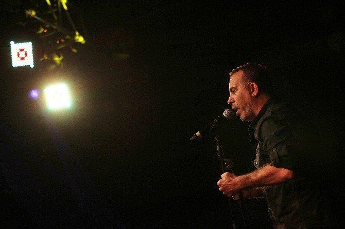 14 ŞUBAT SEVGİLİLER GÜNÜ KAPSAMINDA İZMİR’İN KARŞIYAKA İLÇESİNDE ÜNLÜ SANATÇI HALUK LEVENT, SEVENLERİYLE BULUŞTU. HALUK LEVENT, SEVENLERİNE UNUTULMAZ BİR GECE YAŞATTI.