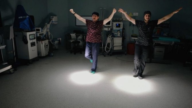 19 Mayıs coşkusunu ameliyathanede zeybek oynayarak yaşadı