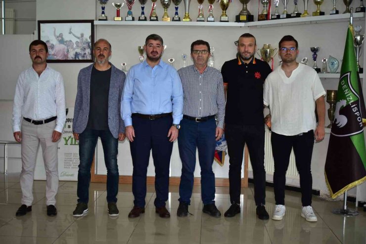 Denizlispor’un gençleri mutluluklarını Başkan Uz ile paylaştı