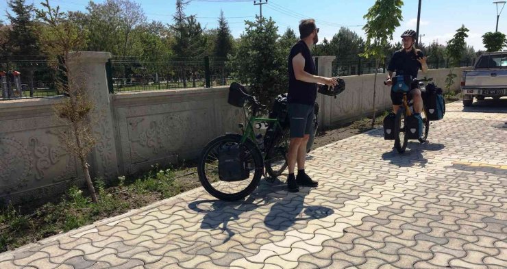 Hollandalı bisikletli çift Konya’da mola verdi