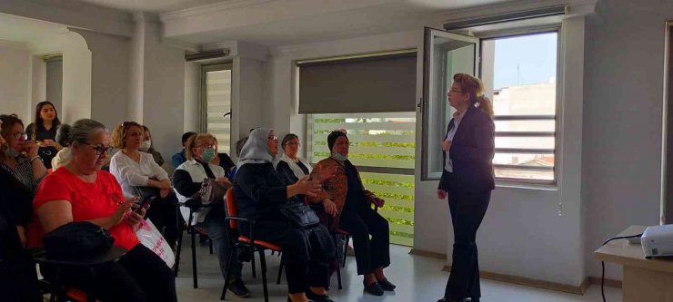 Çiğli’de kadınlar sağlıklı yaş alma seminerinde buluştu