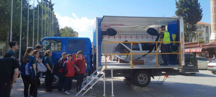 Emniyet kemerinin önemini simülasyon aracıyla anlatıldı