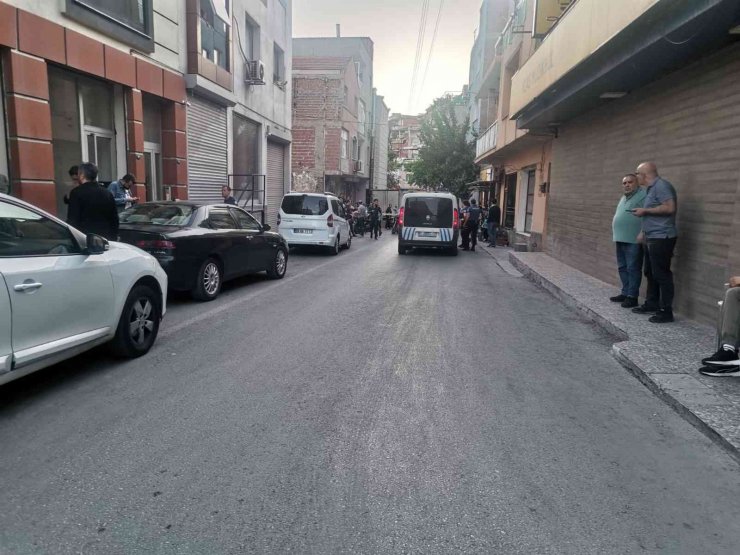 İzmir’de ihbara giden polis aracına ‘mermi’ isabet etti