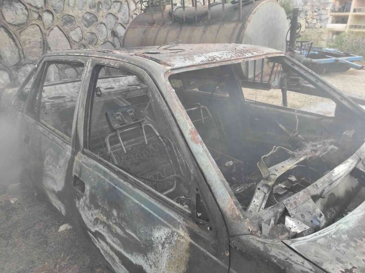 Kuşadası’nda 5 yıldır park halindeki otomobil yandı