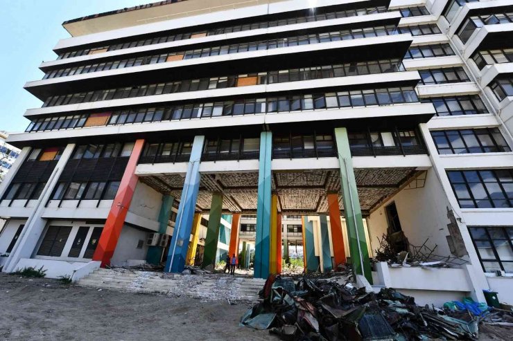 Depremde hasar gören Büyükşehir binası yıkılıyor