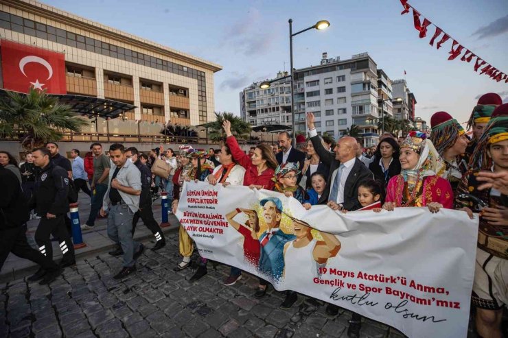Binlerce İzmirli genç, 350 metrelik Atatürk posterini taşıdı