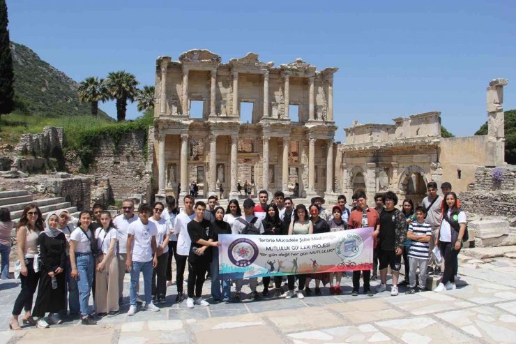 İzmir polisinden öğrencilere gezi morali