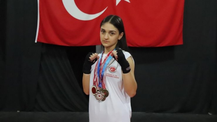17 yaşındaki Selvinaz, kick boksta dünya şampiyonu oldu