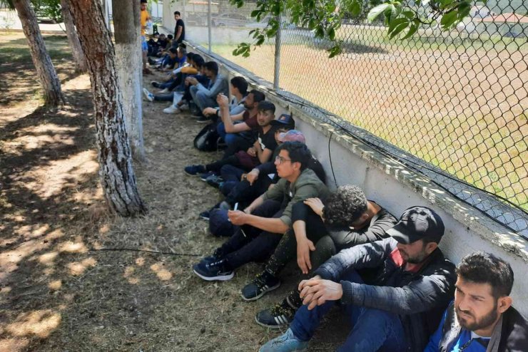 İzmir’de 237 düzensiz göçmen ile 10 insan kaçakçısı yakalandı