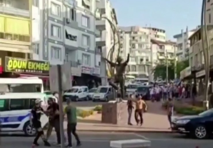 İzmir’de ceza yazdı diye polise böyle saldırdılar