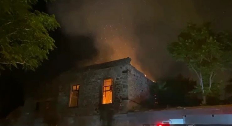 Geçen yıl yanan tarihi binada yine yangın çıktı
