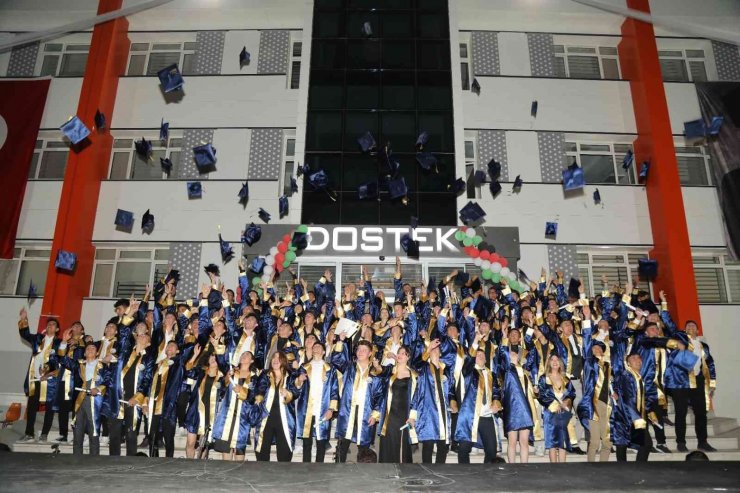 DOSTEK Koleji’nde 119 öğrenci mezuniyet heyecanı yaşadı