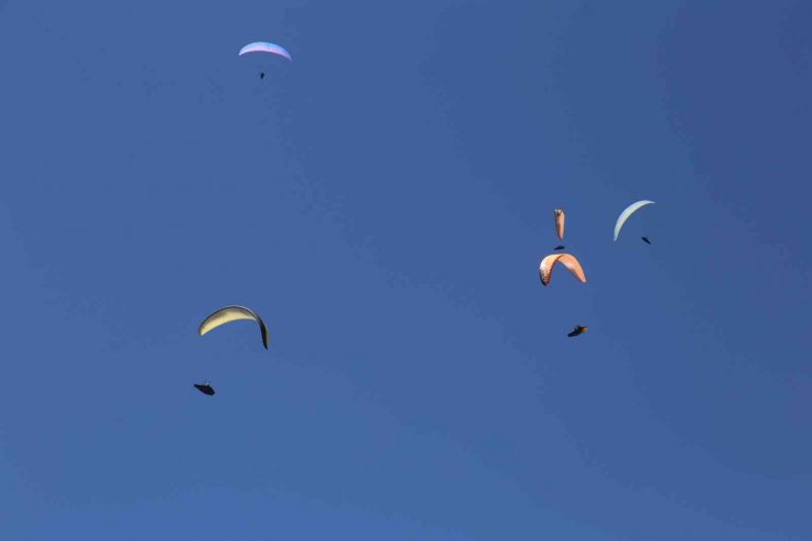 En hızlı paraşüt pilotları, Çameli semalarında milli forma için yarışıyor