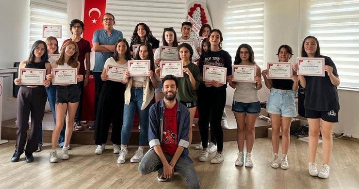 efelerin-tiyatro-ogrencileri-sertifikalarini-aldi-1.jpg