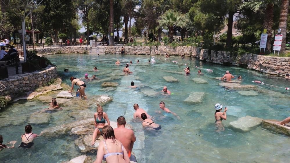 Beyaz cennet Pamukkale’ye gelen ziyaretçi sayısı 5 kat arttı