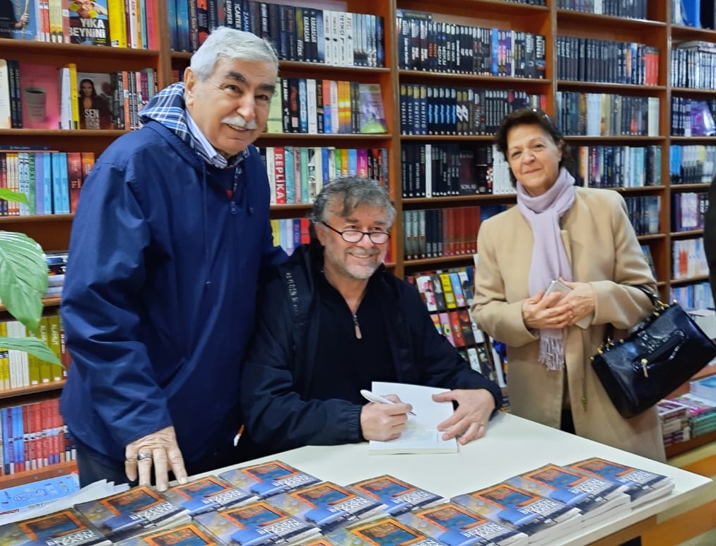 yazarimiz-kelesoglu-kitabini-imzaladi-002.jpg