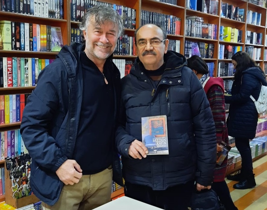 yazarimiz-kelesoglu-kitabini-imzaladi-003.jpg