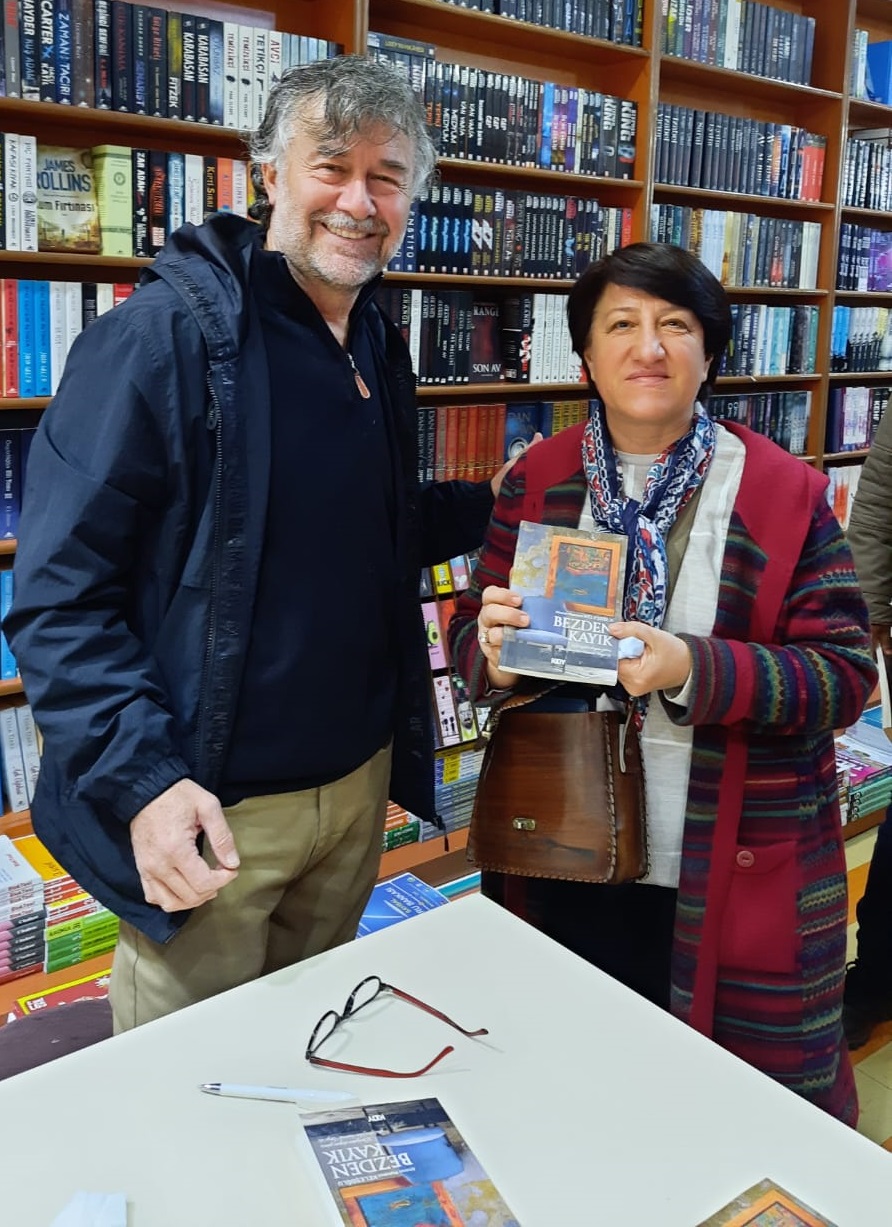 yazarimiz-kelesoglu-kitabini-imzaladi-005.jpg