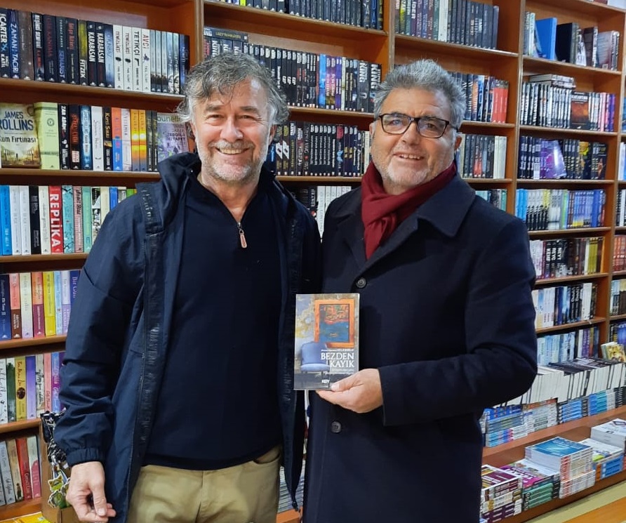 yazarimiz-kelesoglu-kitabini-imzaladi-006.jpg