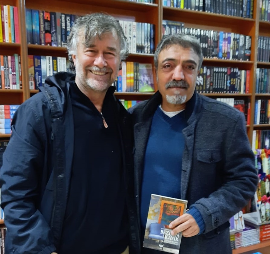 yazarimiz-kelesoglu-kitabini-imzaladi-010.jpg