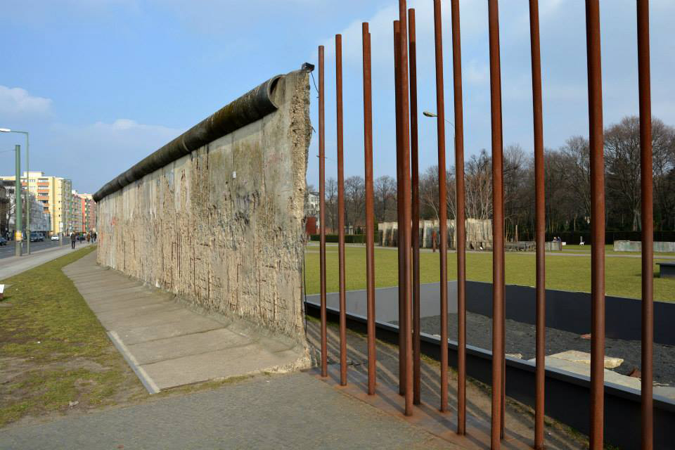 resmi-yikilisi-1990da-ilk-olumun-yasandigi-bernauer-strassede-baslayan-berlin-duvarinin-burada-anitsal-olarak-birakilan-kesitlerinden-gorseller-003.jpg