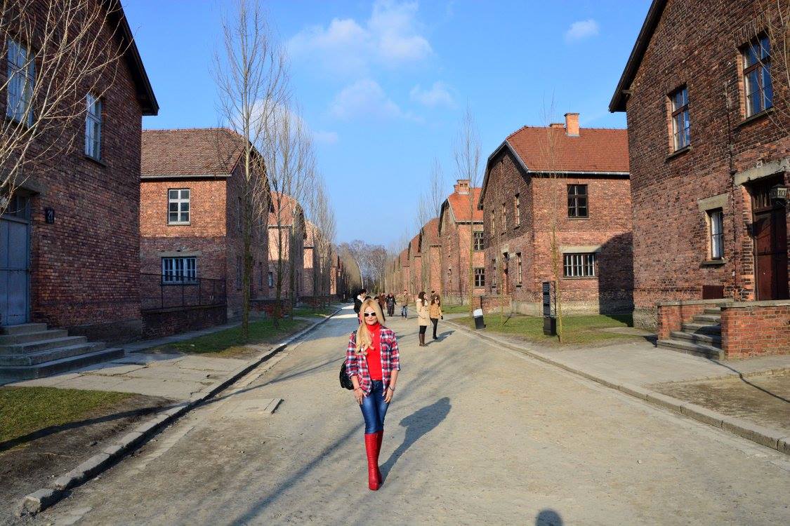 9auschwitzdeki-bloklar.jpg