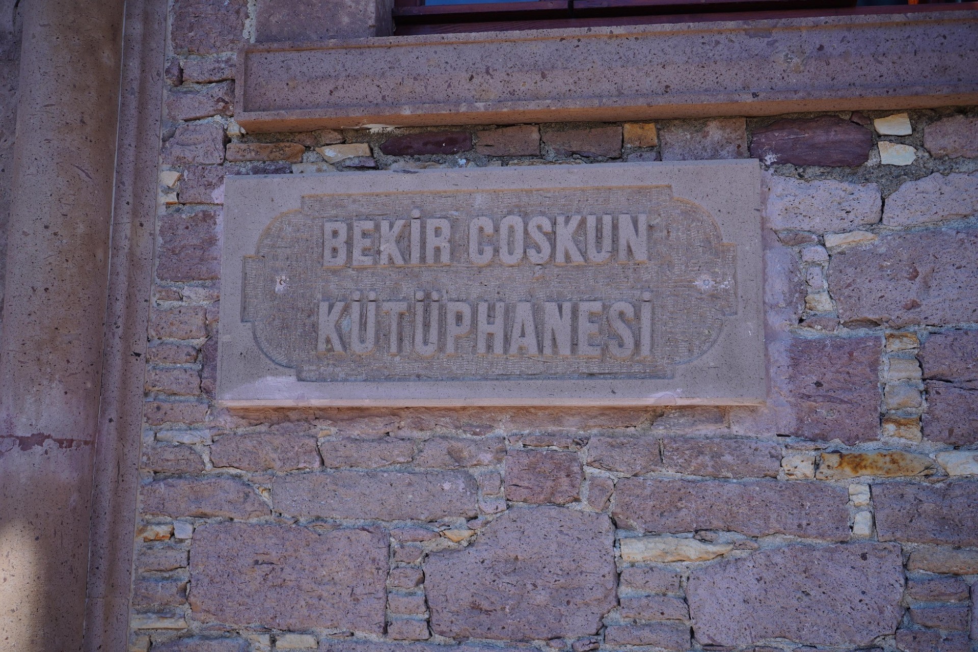 thumbnail-heykeltiras-zeynep-parin-bekir-coskunun-heykelini-kutuphaneye-armagan-etti-3.jpg