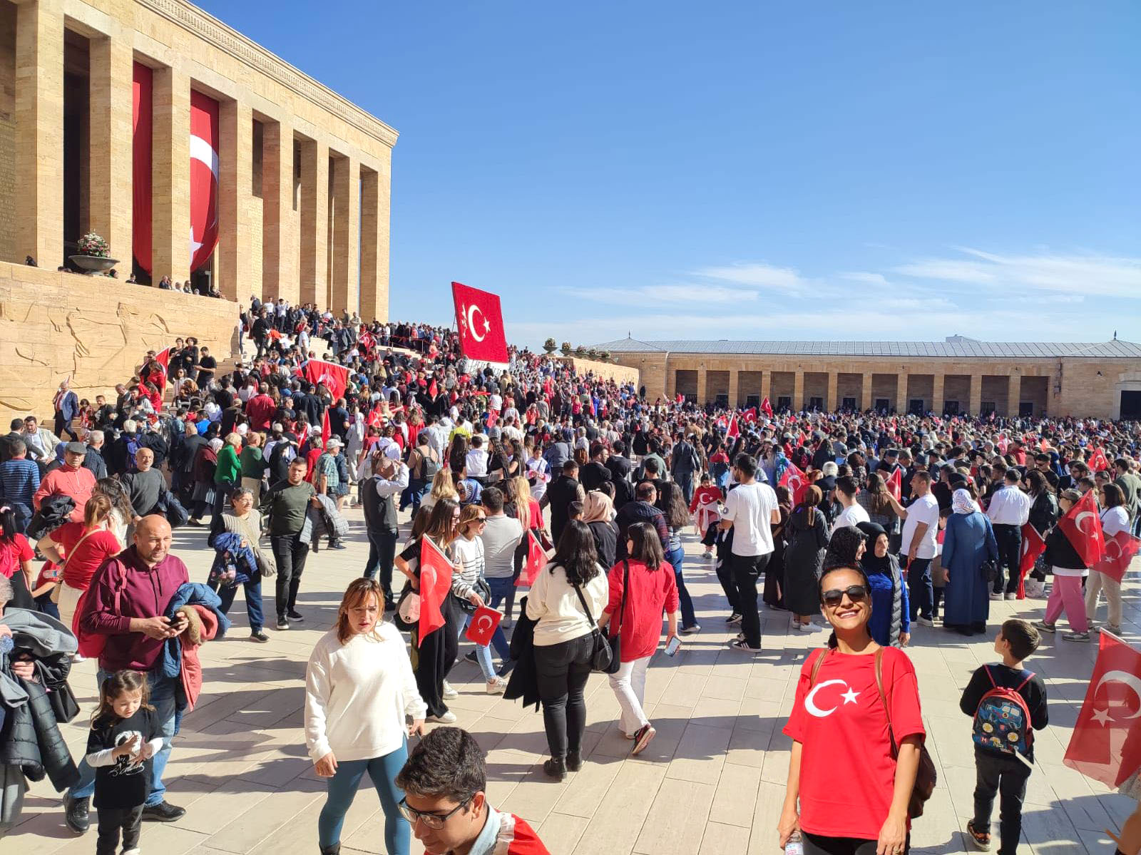rehber-aygul-guntas-anitkabiri-anlatti-bayrakli-tisotlu.jpeg
