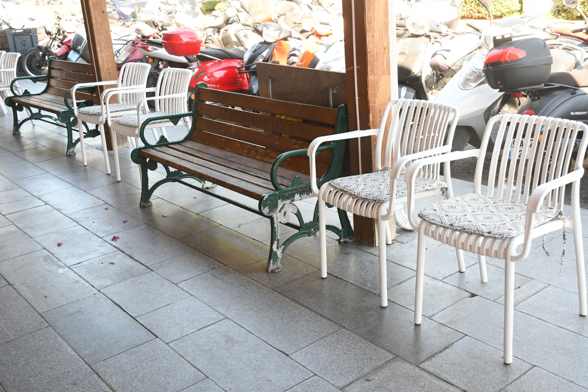 thumbnail-main-bazaar-beyaz-sandalye-1.jpg