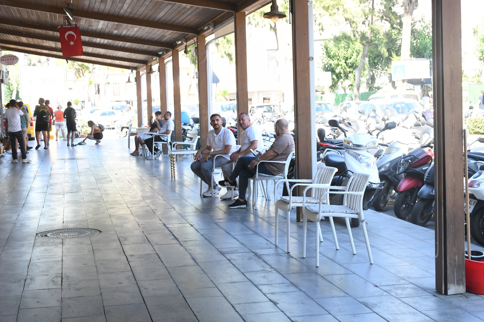 thumbnail-main-bazaar-beyaz-sandalye-3.jpg