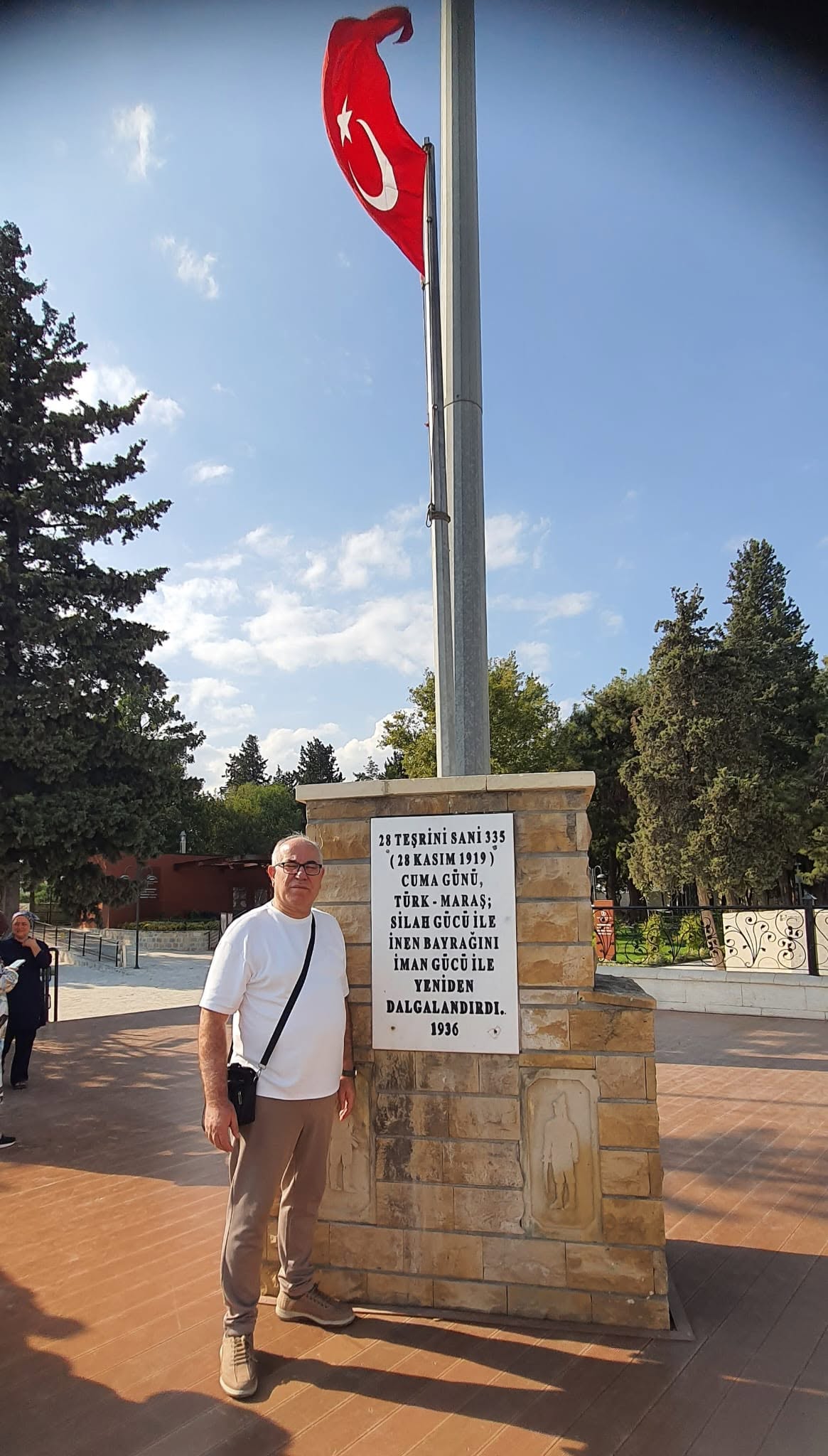 kalede-gondere-cekilen-bayrak.jpg