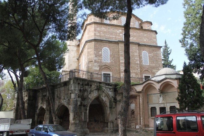 2,5 asırlık tarihi Külliye, karalama duvarı haline geldi