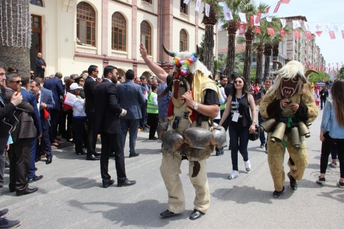 477. Mesir Macunu Festivali kortej yürüyüşüyle başladı