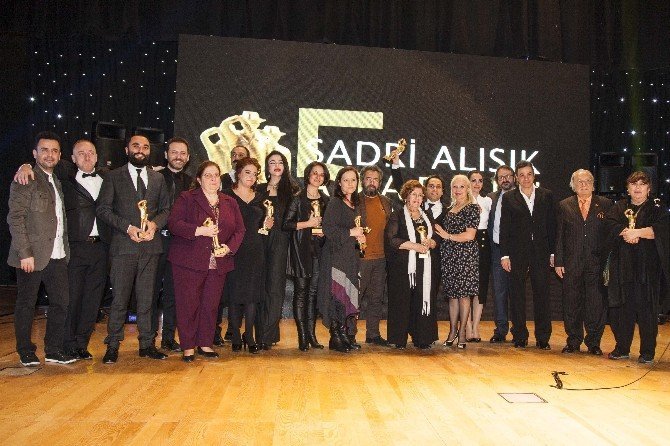 5’İNCİ “SADRİ ALIŞIK ANADOLU TİYATRO OYUNCU ÖDÜLLERİ” SAHİPLERİNİ BULDU. İLK KEZ “ÇOLPAN İLHAN SANATA DEĞER KATAN KADINLAR ÖDÜLÜ”NÜN VERİLDİĞİ TÖRENDE OYUNCU KEREM ALIŞIK GÖZYAŞLARINI TUTAMADI.