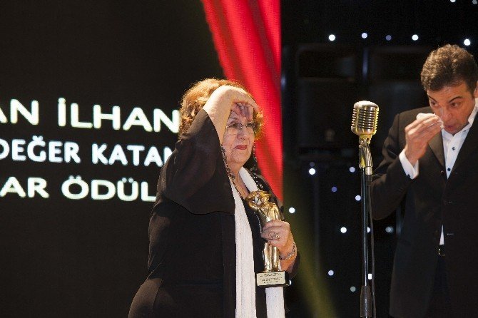 5’İNCİ “SADRİ ALIŞIK ANADOLU TİYATRO OYUNCU ÖDÜLLERİ” SAHİPLERİNİ BULDU. İLK KEZ “ÇOLPAN İLHAN SANATA DEĞER KATAN KADINLAR ÖDÜLÜ”NÜN VERİLDİĞİ TÖRENDE OYUNCU KEREM ALIŞIK GÖZYAŞLARINI TUTAMADI.