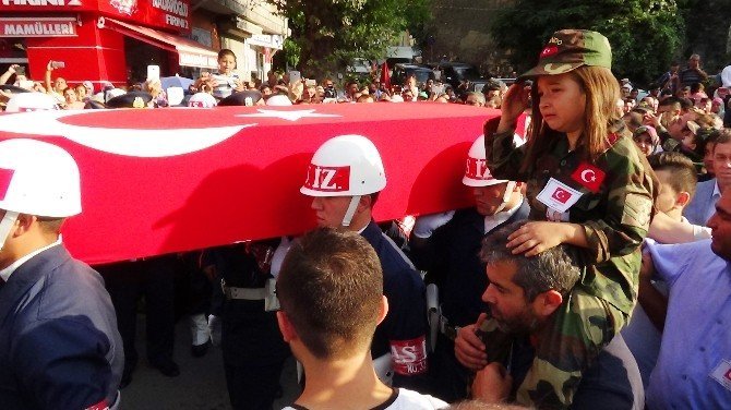 8 Yaşındaki Ecrin Şehit Babasını Asker Selamı İle Uğurladı
