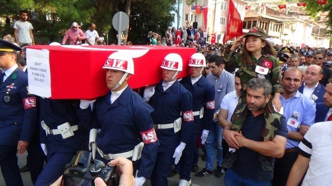 8 Yaşındaki Ecrin Şehit Babasını Asker Selamı İle Uğurladı